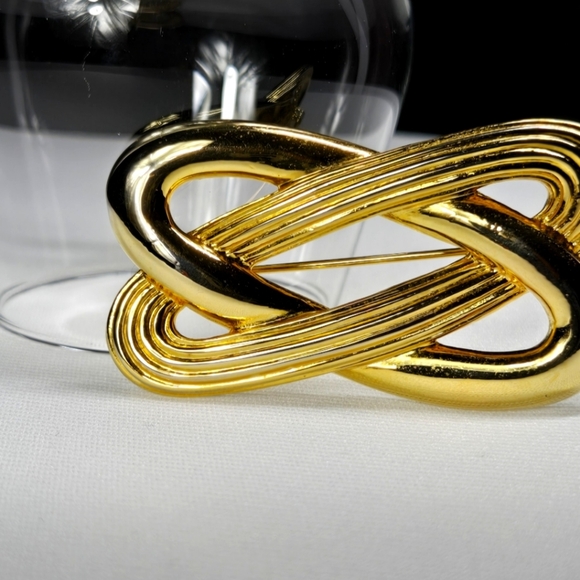Gold Knot Brooch Pin - Picture 13 of 17